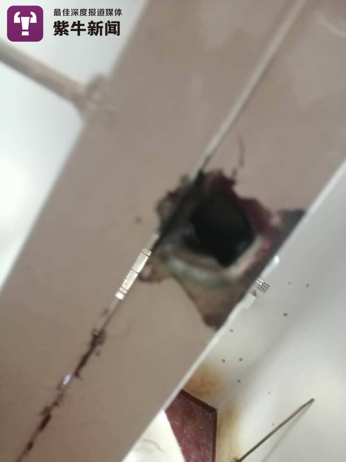 现场留下的被子弹击穿的痕迹