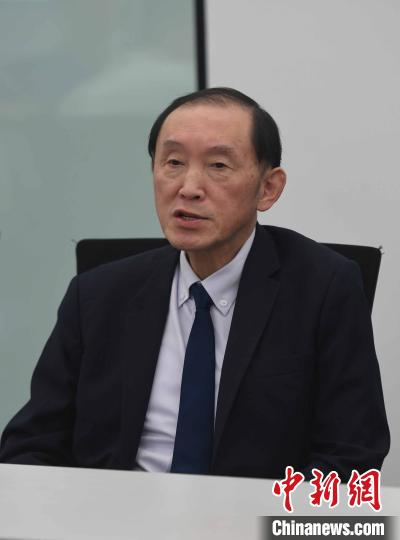 王骏接受采访。　王刚 摄