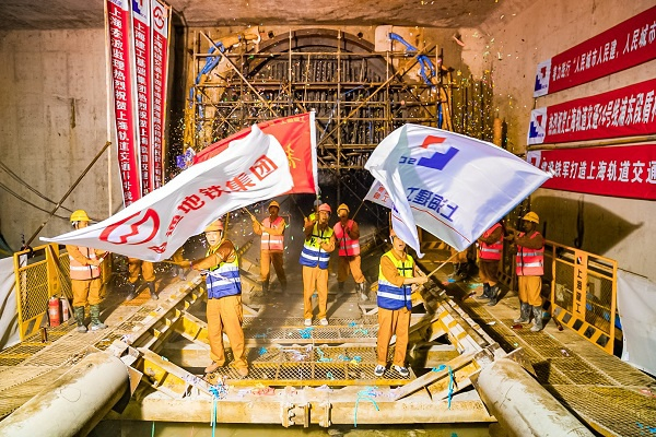 图说：今天下午，源深路站至浦东大道站上行线区间隧道盾构顺利进洞 祁稼昊 摄