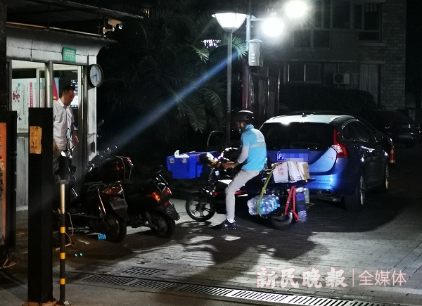 图说：外卖小哥深夜还在送餐 新民晚报记者王军 摄