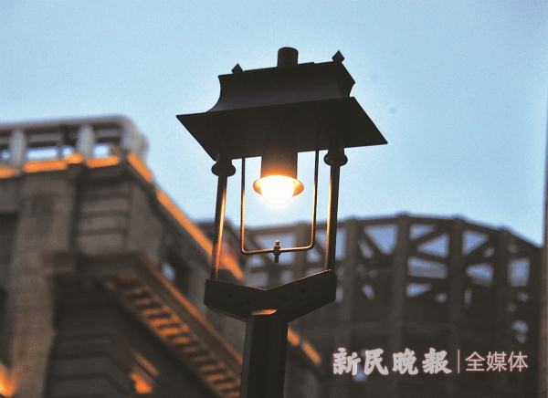 图说：1882年的上海第一盏弧光灯在南京东路重新亮起。杨建正 摄