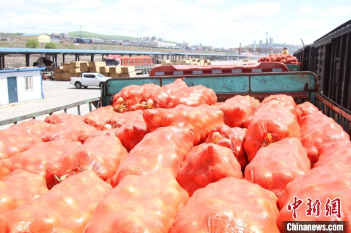 图为绥芬河站保障蔬菜品类货物顺利运输。 曲艺伟 摄