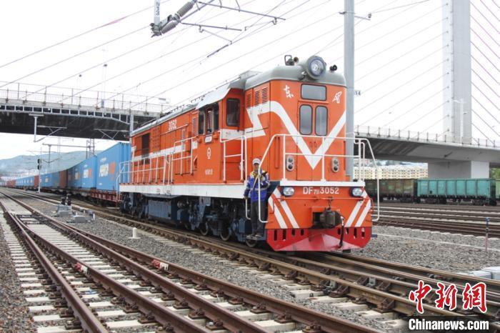 图为中欧班列使出绥芬河站。 曲艺伟 摄