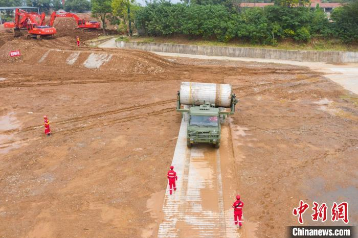 图为救援人员模拟实战进行演练 应急管理部自然灾害工程救援武汉基地供图 