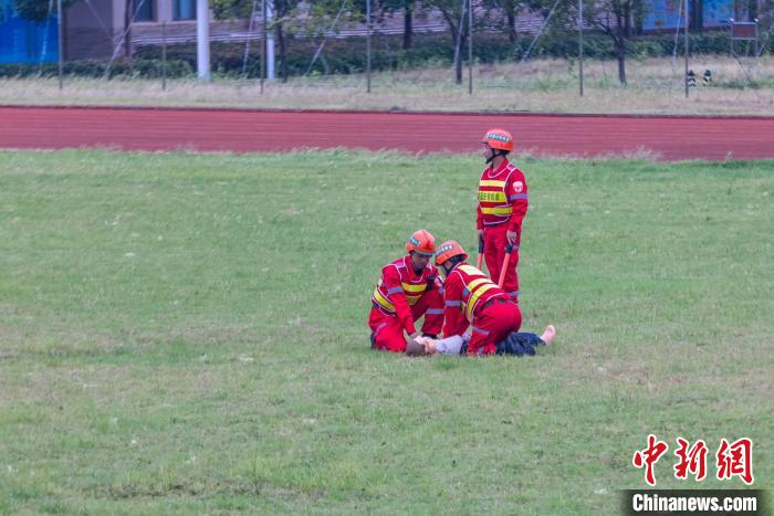 图为参演人员正在进行演练 应急管理部自然灾害工程救援武汉基地供图 