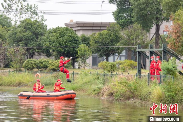 图为参演人员正在进行演练 应急管理部自然灾害工程救援武汉基地供图 