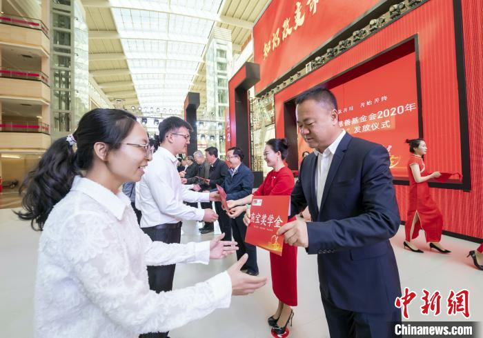 党彦宝为优秀学子发放燕宝奖学金。　李佩珊 摄