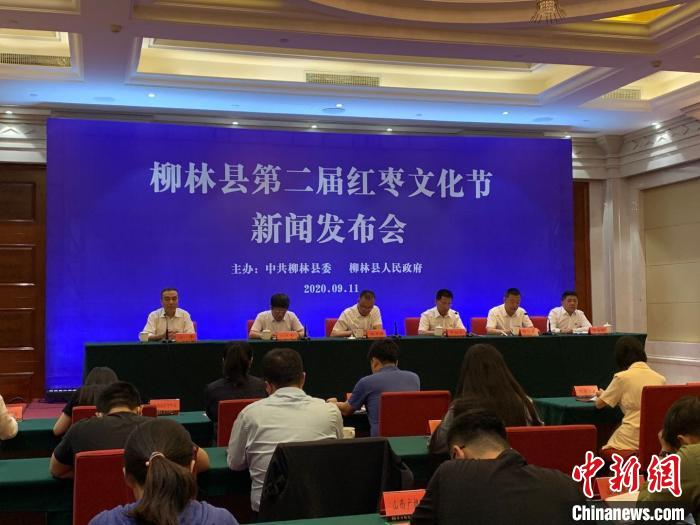 秋来红枣压枝繁，堆向君家白玉盘。　刘小红 摄