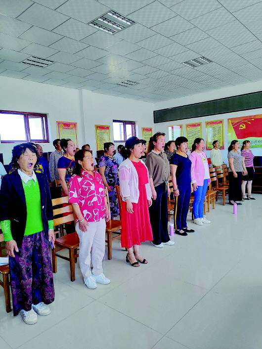 宁夏中宁县大战场镇红宝农民合唱团在训练。　　受访者供图