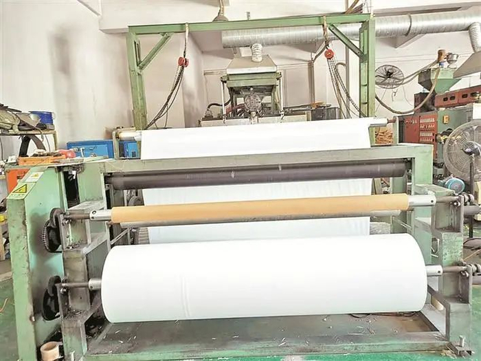 久信达车间的塑料流延机正在运作。受访者供图