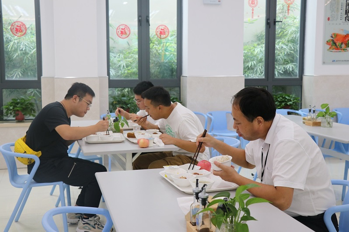 食堂内员工就餐场景（海门融媒体中心记者丁威程 摄）
