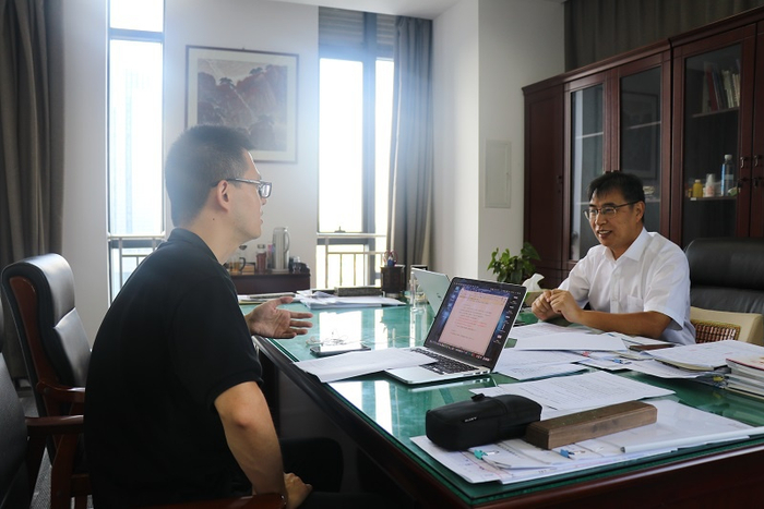 海门市交通产业集团总经理蔡卫东接受总台央广记者采访（海门融媒体中心记者丁威程 摄）
