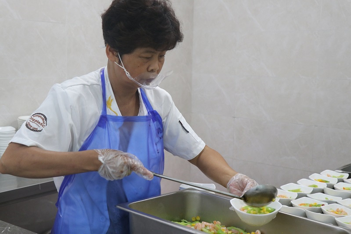 食堂员工曹菊（海门融媒体中心记者丁威程 摄）