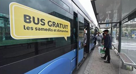 图说：免费政策退出后，搭公交出行的客流量暴增。图片来源：欧洲时报网