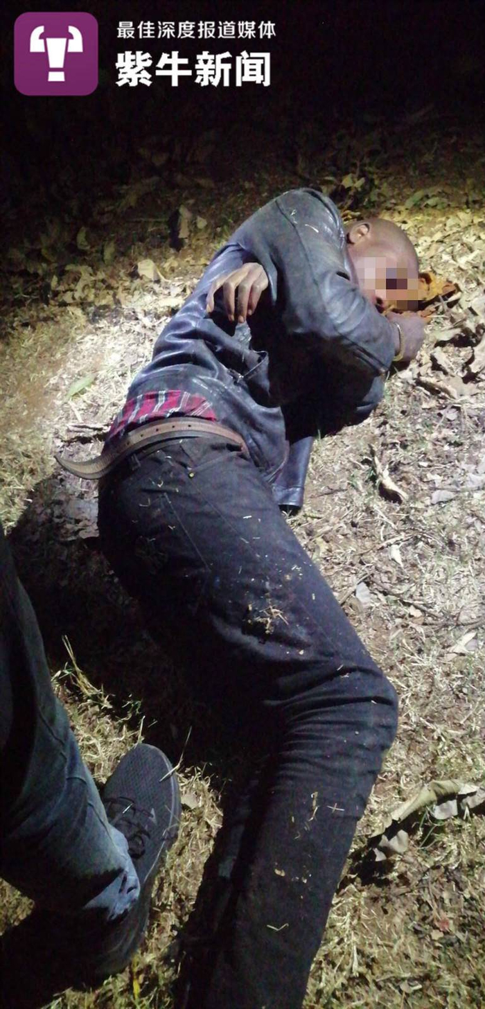 中枪的劫匪逃到室外被抓