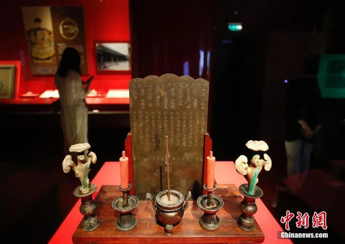 图为首次展出的养心殿符板及五供。中新社记者 杜洋 摄