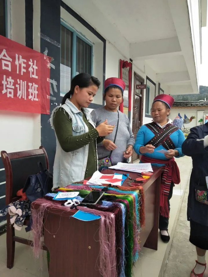 ▲打工返乡妇女姜春花在学习苗绣。受访者供图