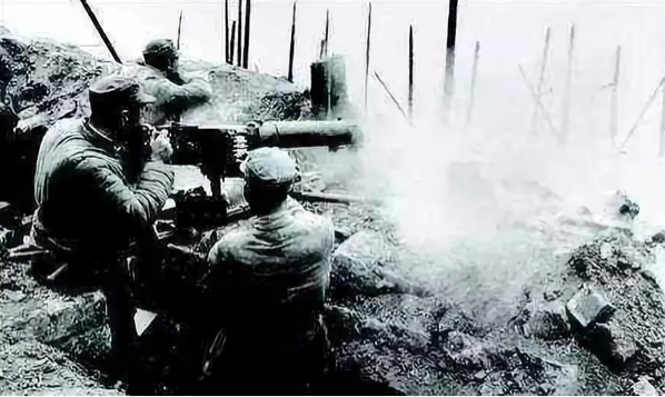 图为东野10纵指战员在阵地上阻击敌人。