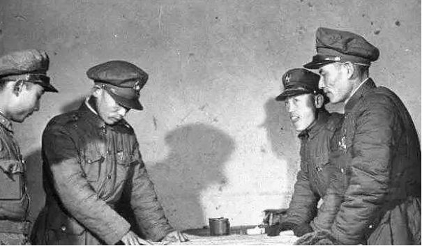 图为廖耀湘兵团军官在研究下一步行动方案。