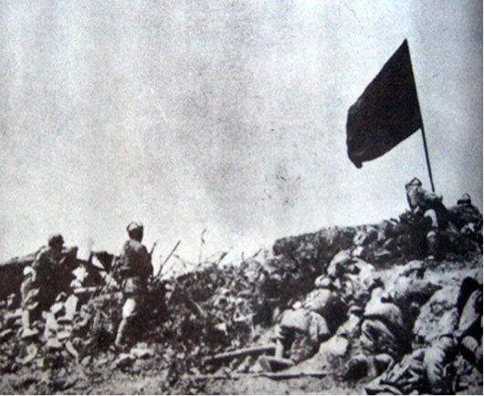 图为28师指战员反击101高地。