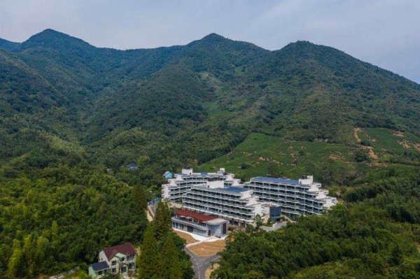 图说：空中俯瞰安吉县鄣吴镇。鄣吴镇供图