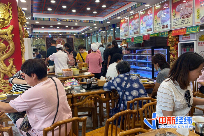 餐厅坐满了食客 中新经纬 付玉梅 摄