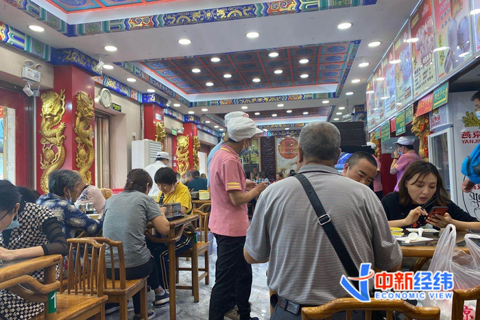 店内食客用餐场景 中新经纬 付玉梅 摄