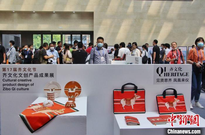 图为第17届齐文化节齐文化文创产品成果展。　赵晓 摄