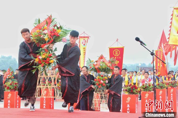 各后裔宗亲代表依次敬献花篮。　赵晓 摄