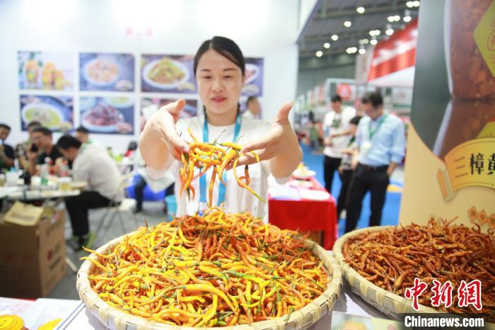 黄贡椒展示。　衡东县委宣传部供图