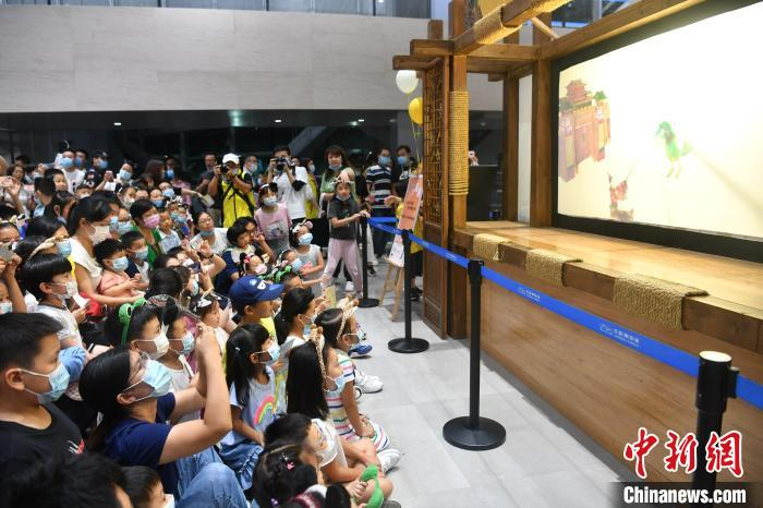 儿童观赏皮影戏。　张浪 摄