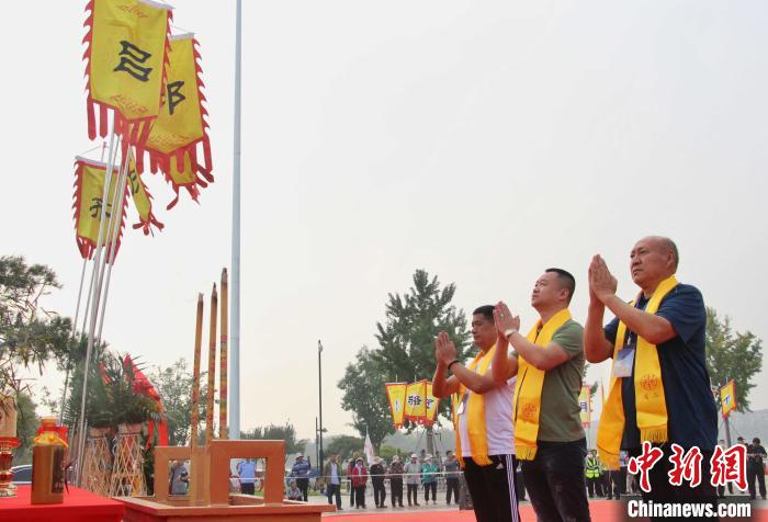 各后裔宗亲代表向姜太公像行鞠躬礼。　赵晓 摄