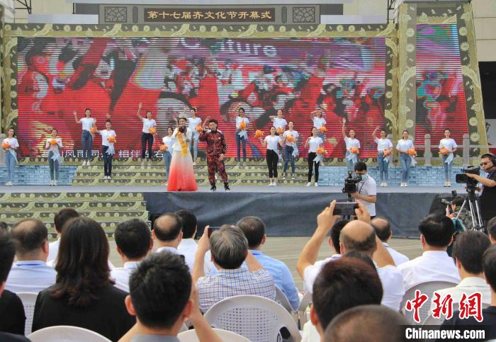 秉承“泱泱齐风”主题的第十七届齐文化节暨2020“齐文化与稷下学高峰论坛”在淄博开幕。　赵晓 摄