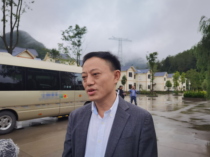 （邓坤个人捐资2360万元，镇雄县整合易地扶贫搬迁和“农危改”等项目资金2099万元，将螳螂村周边三个村民小组116户410人搬迁安置到银厂坪异地搬迁点 李映青摄）