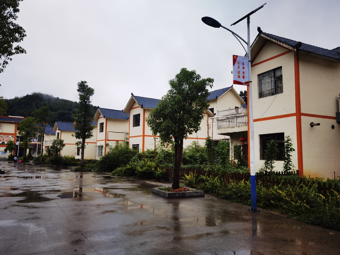 （镇雄县螳螂村银厂坪易地搬迁点 李映青 摄）