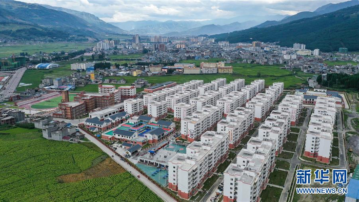 这是8月28日在四川省凉山彝族自治州越西县拍摄的城北感恩社区（无人机照片）。新华社记者 王曦 摄