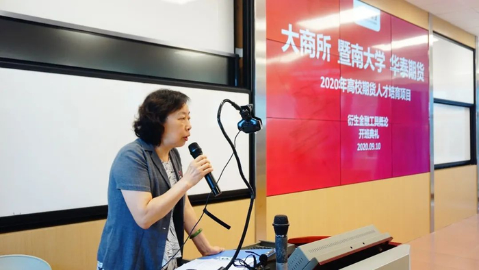 图为珠海市女企业家协会秘书长、暨大国商院校导代表、暨南大学资深校友张蓓蕾