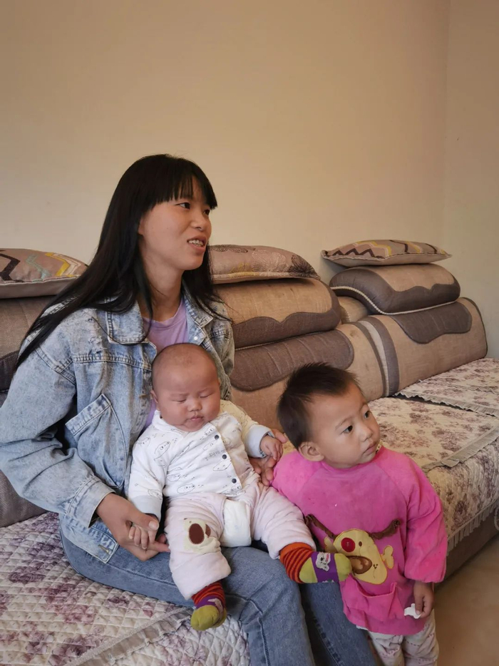 张冬梅和她的两个孩子在自家新房里 李映青 摄