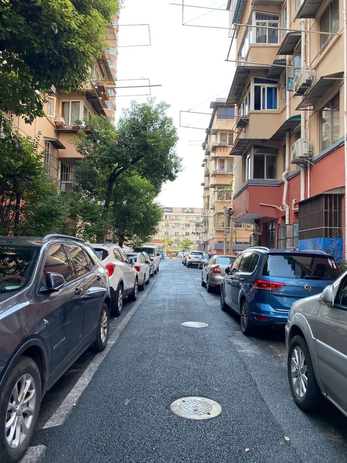 ▲胖先生在杨浦区的这栋小楼中度过了自己的少年和青年时光。新京报记者杜雯雯 摄