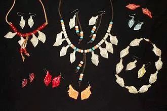 用鱼鳞做的首饰