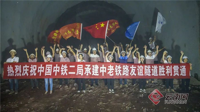 建设者在最后的贯通点欢庆隧道贯通 陈畅 摄