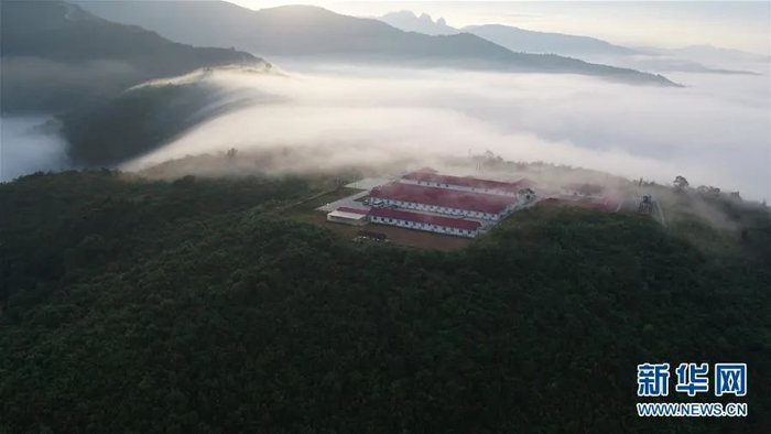 这是2018年12月7日拍摄的中国电建水电三局位于老挝北部大山的中老铁路建设营地。（中国电建水电三局供图）