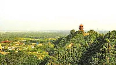 ▲邙山骆驼岭上发现有秦汉故城。有学者认为，这里就是敖仓城