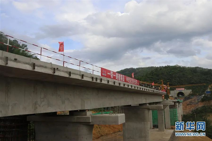 这是2019年6月16日拍摄的中国电建水电三局位于老挝北部大山里的桥梁和隧道建设现场。（中国电建水电三局供图）