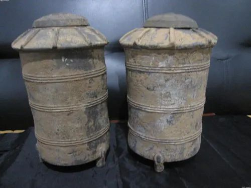 ▲古代陶制粮仓。古代粮仓长分两种，一种是地上粮仓，一种是地下粮仓。地上是一群仓房组成的仓城，它们地点远离农舍，注重防火防盗，不让人员和牲畜靠近，仓内用木板和草来隔绝潮气