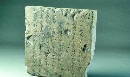 ▲确定含嘉仓身份的铭砖，记录了仓窖位置，储粮来源、数量，入窖年月以及授领粟官的职务、姓名等。这些铭砖大约一式两份，窖里窖外各一份，作为每个粮窖的档案使用