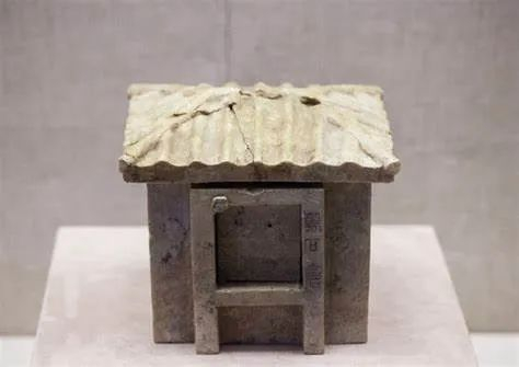 ▲古代陶制粮仓模型
