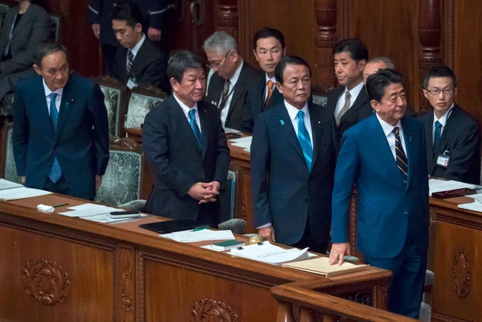 左一为出任内阁官房长官的菅义伟。