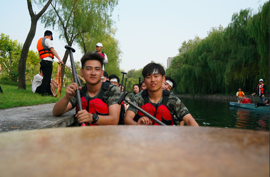     同济大学军训期间，开展“薪火杯”龙舟赛。同济大学供图