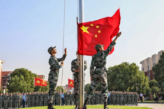     新学期，南京传媒学院举办新学年升旗仪式。南京传媒学院供图